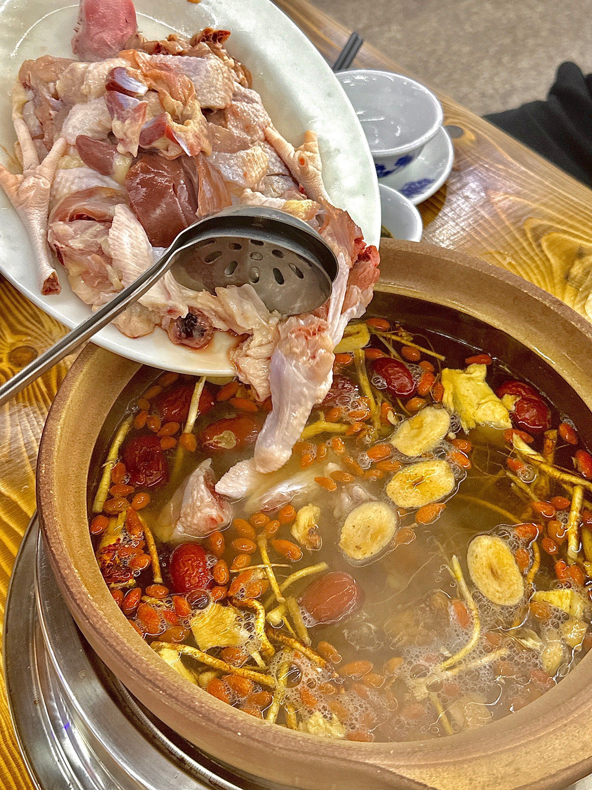 本地人带路来吃怀旧炭炉养生鸡煲!