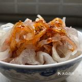 之前还是一片白色的面皮和面筋被染上了辣子油的红色