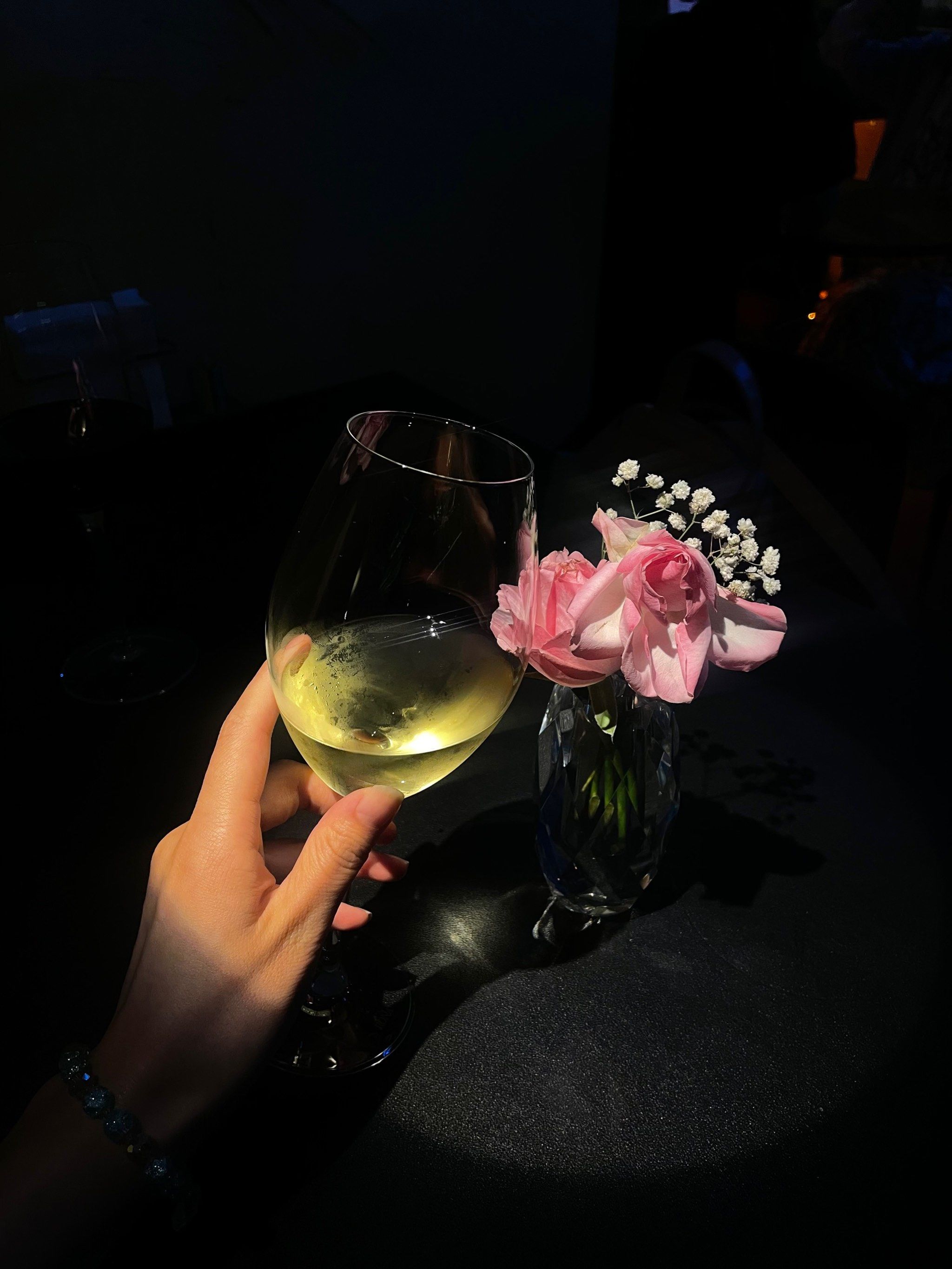 灯影摇曳酒杯边