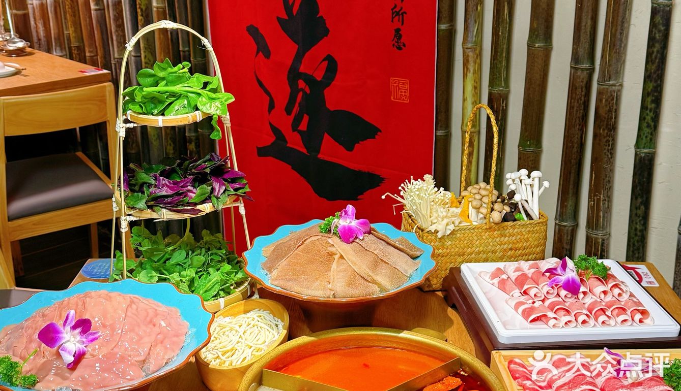 锅底是牛府招牌三味锅 满足 麻辣 番茄
