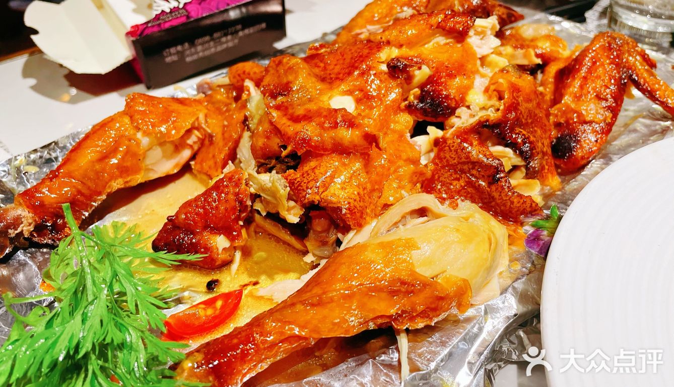 三亚美食探店：这家餐厅充满艺术氛围，连吃饭也变得文艺起来。