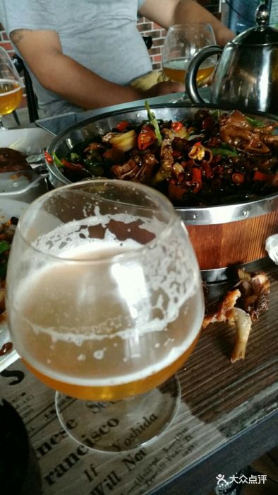 啤酒匣子主题餐厅威尔森黄啤图片 - 第1张
