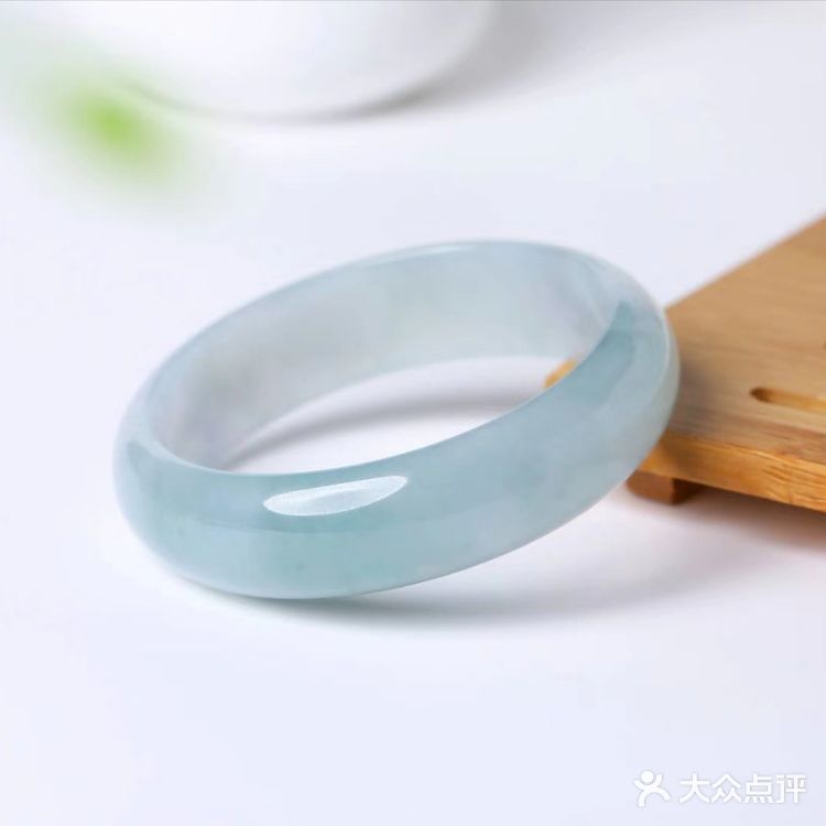 天青色等烟雨，而我在等你，天然冰种翡翠手镯57圈口。