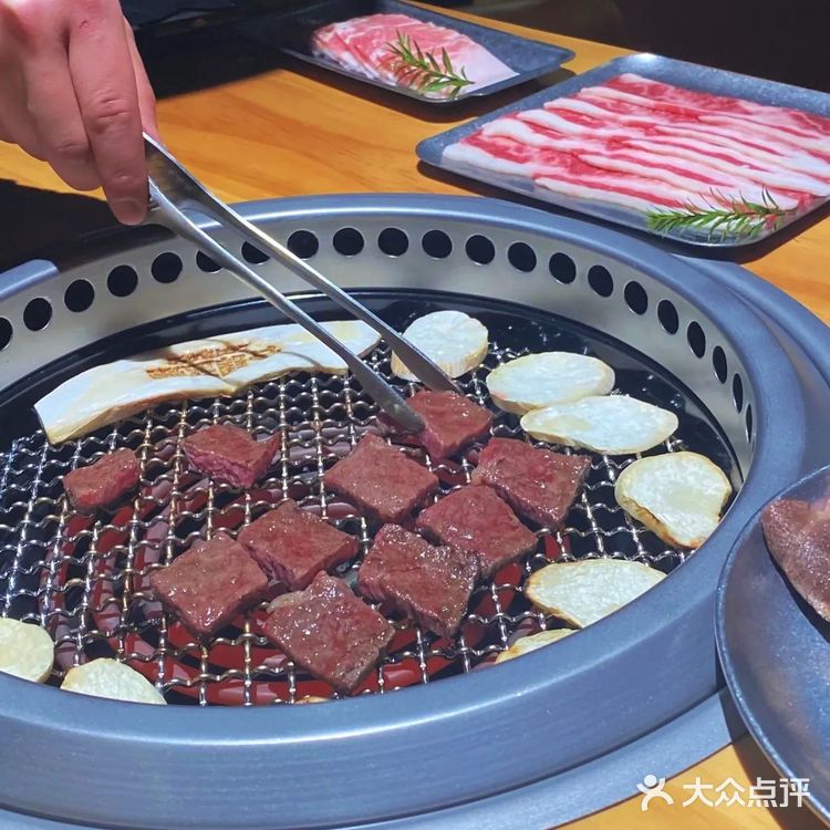 这家烤肉店真解放双手！体会帅哥烤肉的快乐！