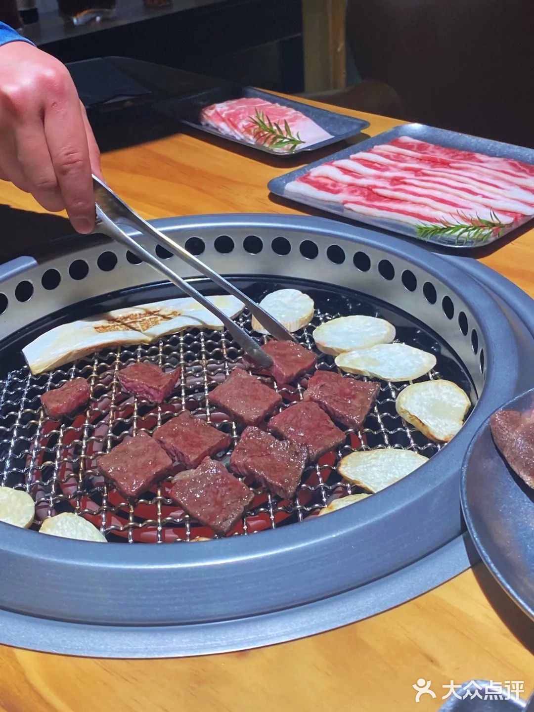 这家烤肉店真解放双手！体会帅哥烤肉的快乐！