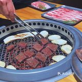 这家烤肉店真解放双手！体会帅哥烤肉的快乐！