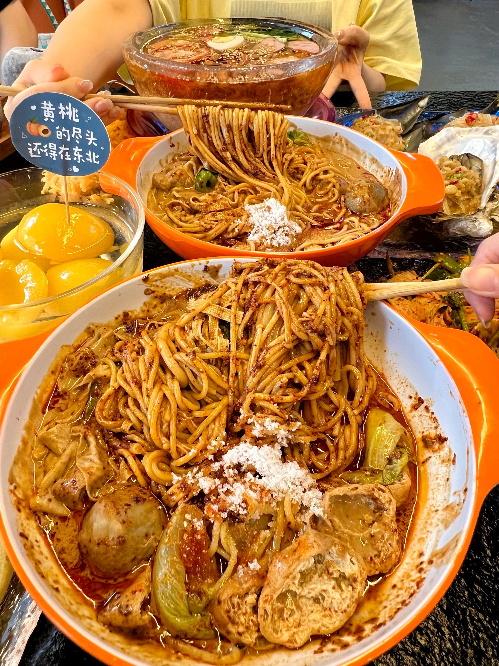 还有裹满了麻酱和辣椒的东北老式麻辣烫!