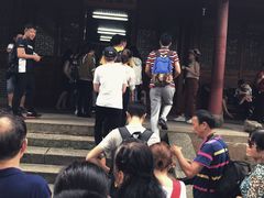 10点10分就已经排队的买饭票的人-法雨寺餐厅