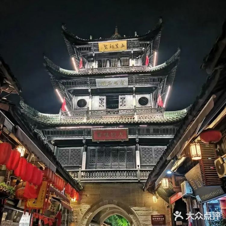 绝美的烟花从古城上空炸裂，有种让人穿梭时光的错觉