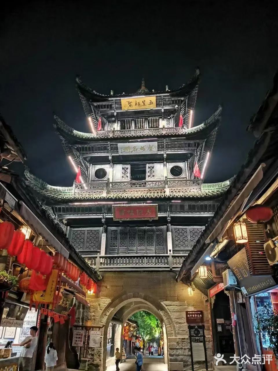 绝美的烟花从古城上空炸裂，有种让人穿梭时光的错觉