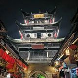 绝美的烟花从古城上空炸裂，有种让人穿梭时光的错觉