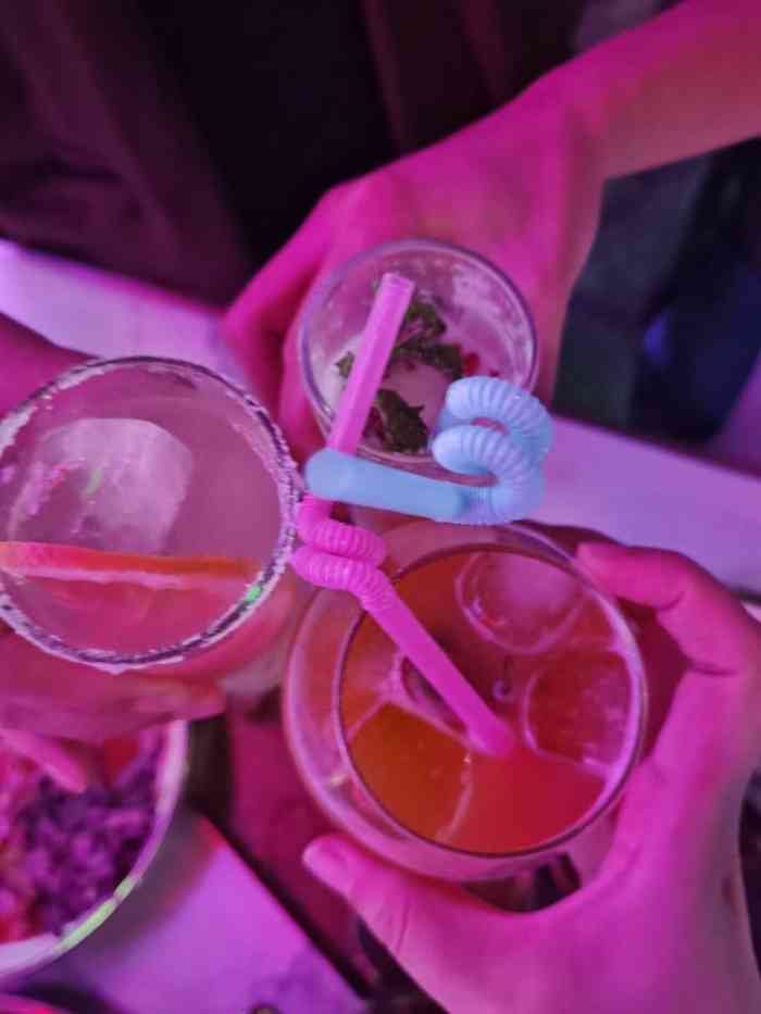 西界音乐餐酒吧(陕西南路店)-"地方很好找,就在陕西南路进贤路口,电梯