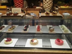 甜品柜-大中华希尔顿酒店-念自助餐·嗨啤·小龙虾