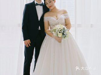 摄影师为了拍完这对客人，已经用光了她所有会的英语