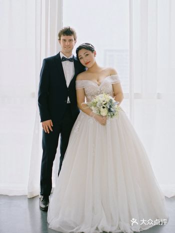 摄影师为了拍完这对客人，已经用光了她所有会的英语