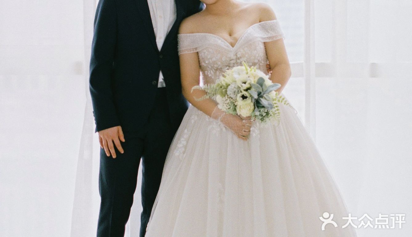 摄影师为了拍完这对客人，已经用光了她所有会的英语