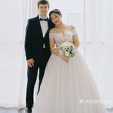 摄影师为了拍完这对客人，已经用光了她所有会的英语