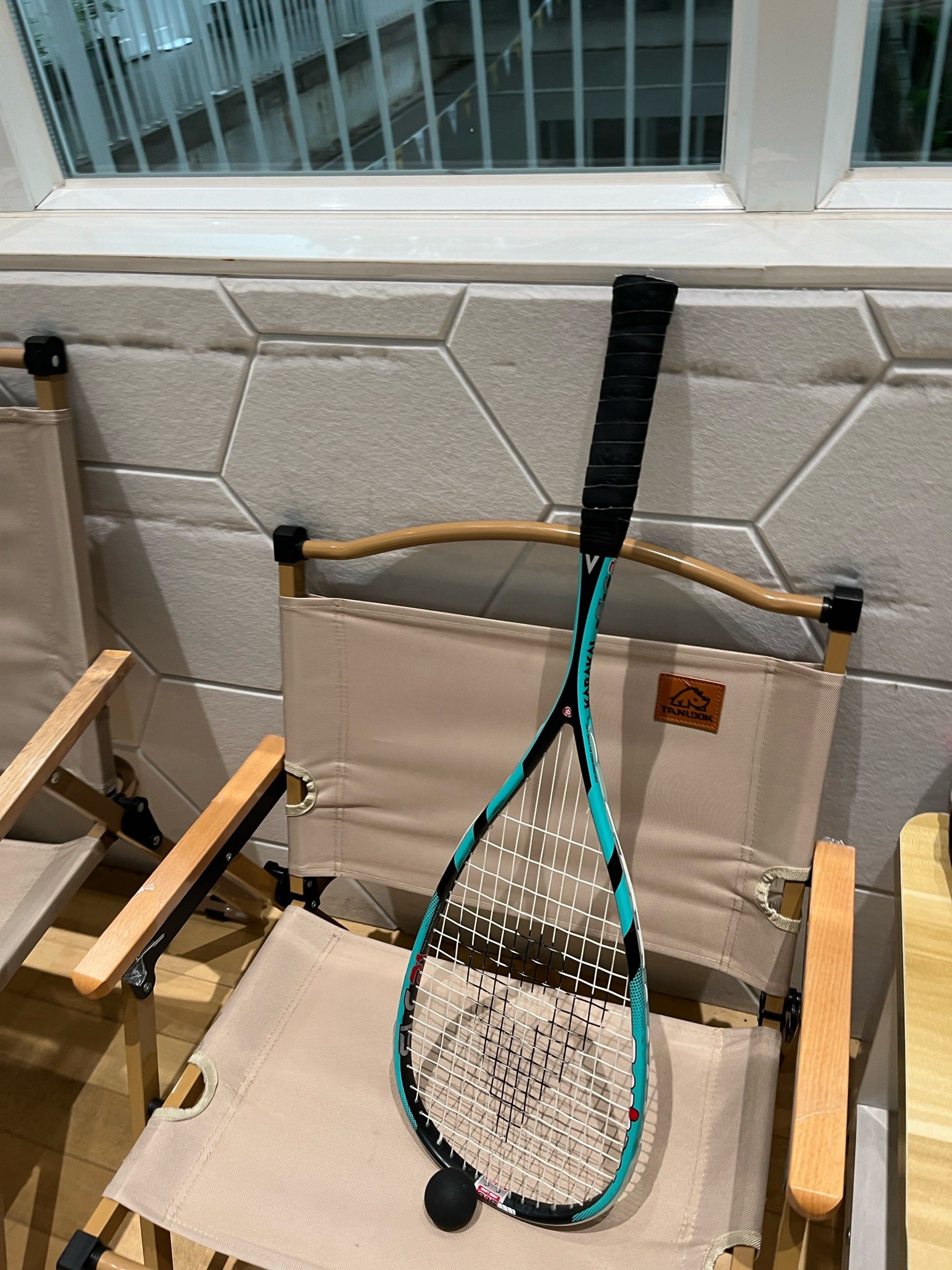 我和朋友已经可以互相对打了!壁球真的很好玩!