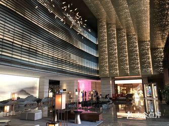 早餐很丰富，服务4颗星。婴儿座椅和婴儿餐具充足