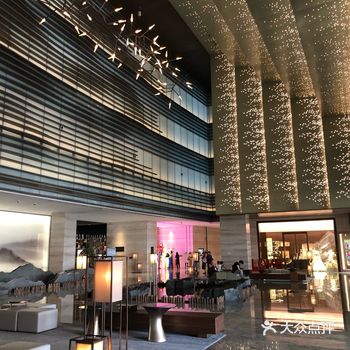 早餐很丰富，服务4颗星。婴儿座椅和婴儿餐具充足