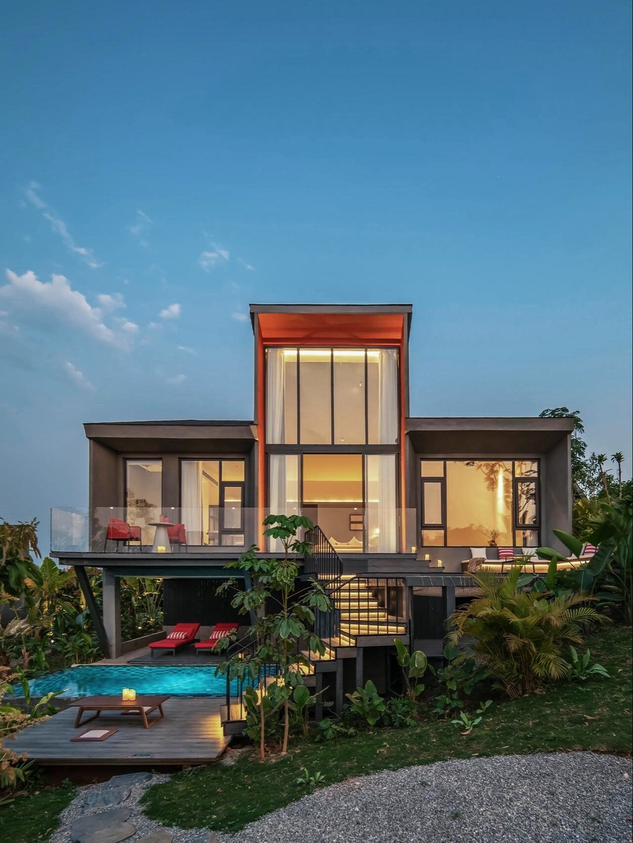 别墅游泳池的夏日清凉