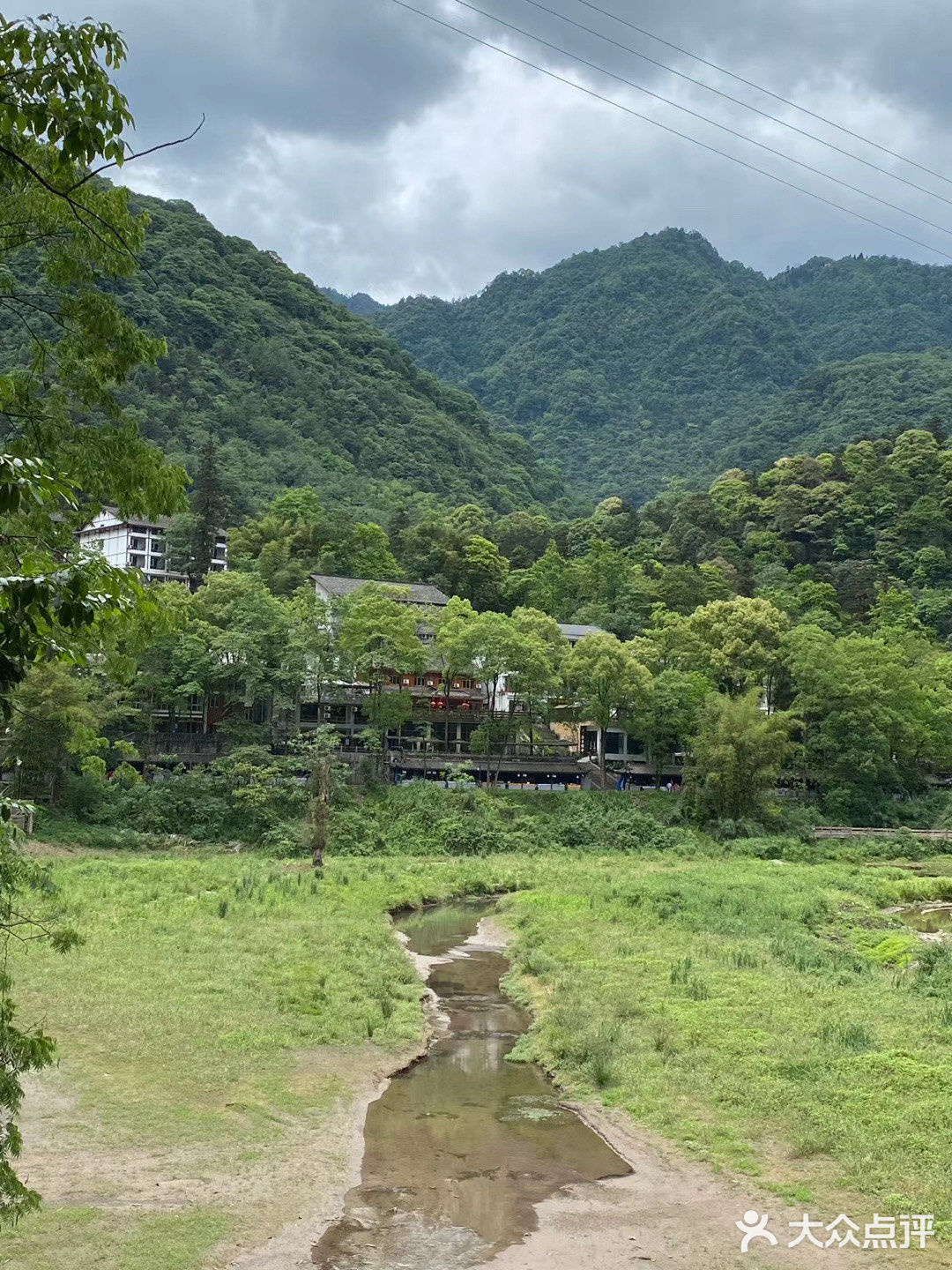 清音阁只有一个殿堂，阁前有“接王亭”；清音阁虽小