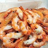炒虾蟹料理，将葱姜末倒入热油勺中煸炒后，而后加入蟹＆