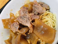 -松树干拌面店