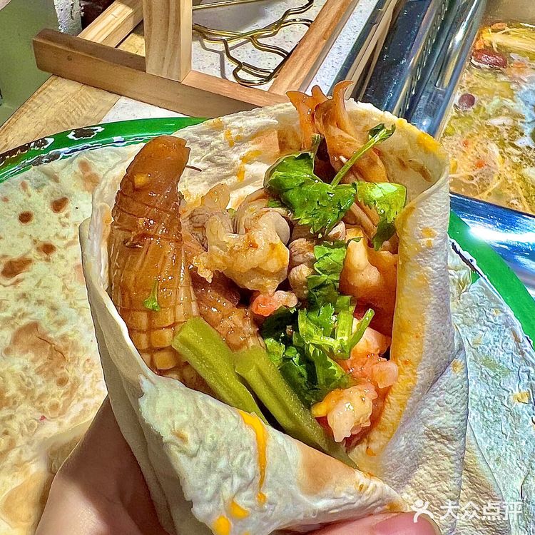 这家火锅店不来不行了❗️脑花 鱿鱼我太爱💯