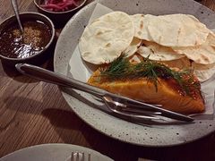 烟熏三文鱼配烤饺子皮和芥末籽酱-BOR Eatery(安福路店)