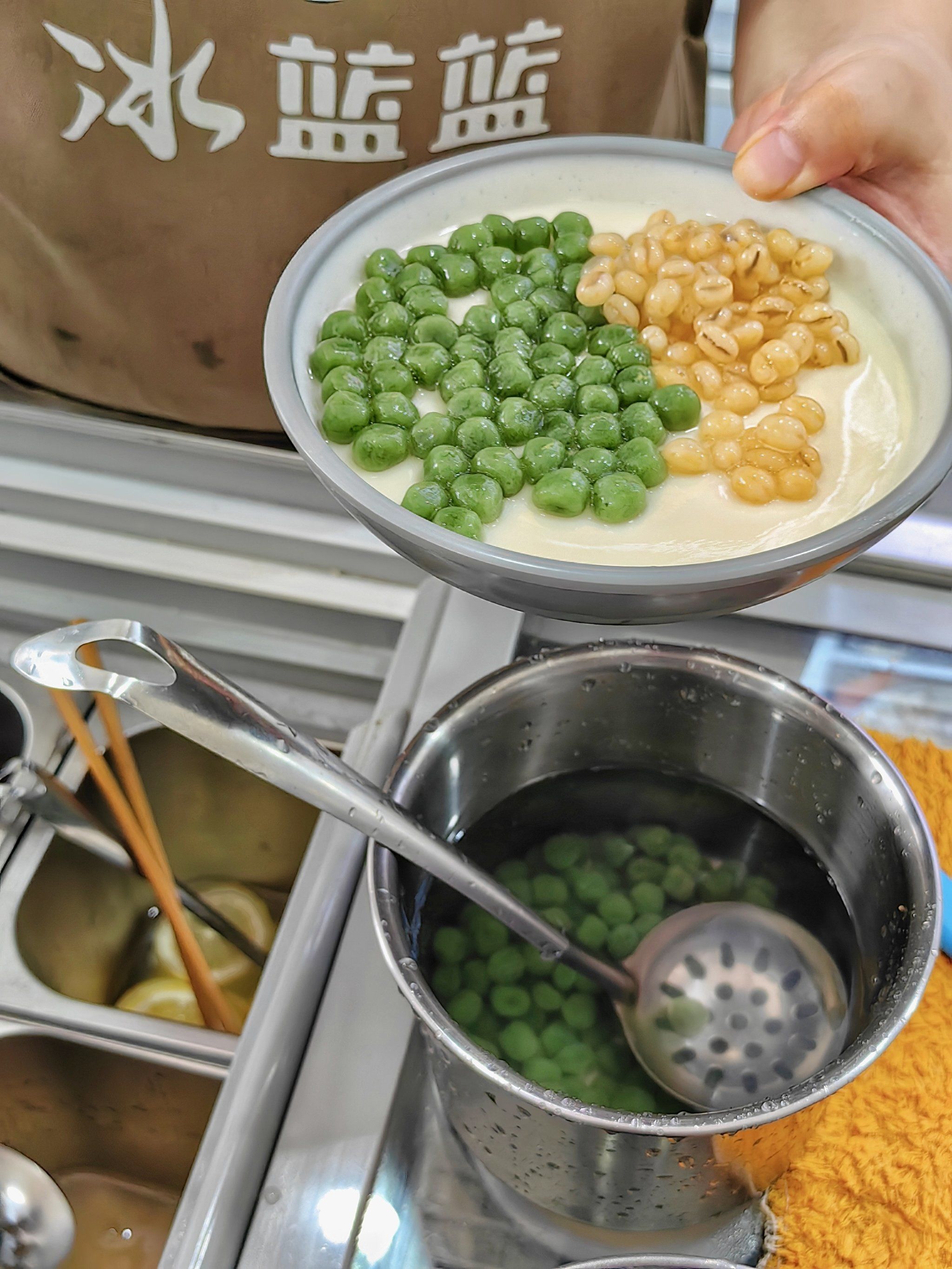 01他们家的绵绵冰份量特别大吃起来很满足而且价格还巨便宜,口味