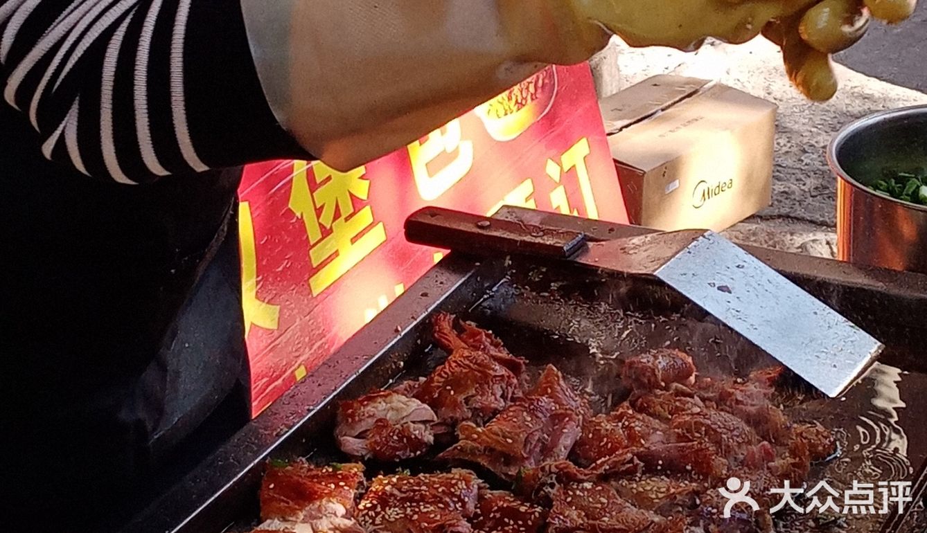 既不油腻又香酥又香脆，还有鸭子的肥油香味，我觉得很好吃