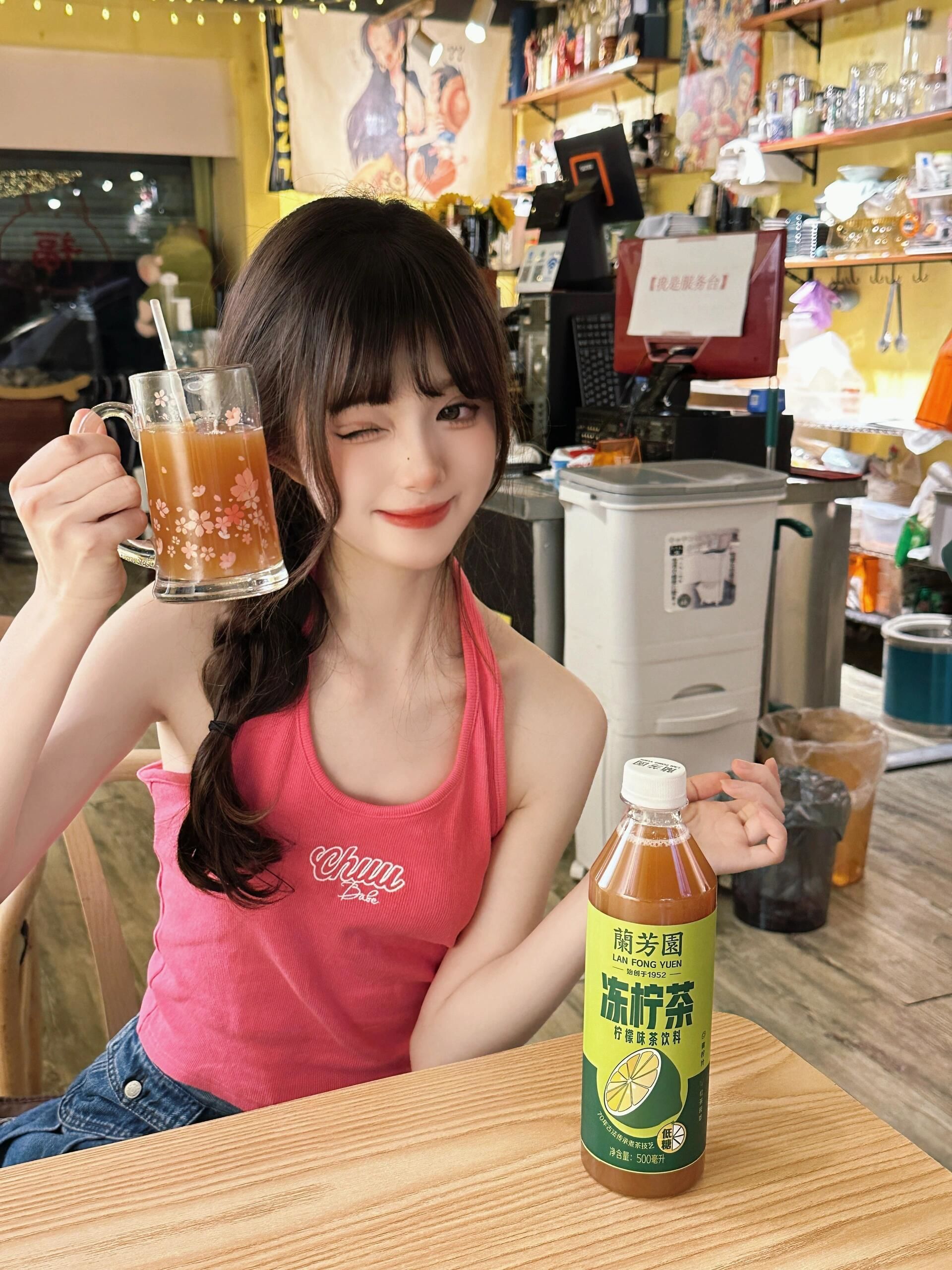 拿起饮料也要美美哒