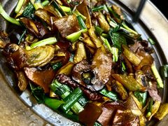 爆炒赤松茸黑牛肝菌-云海肴·汽锅鸡·云南代表菜(天山百盛优客店)