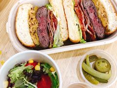 特色牛肉汉堡-HELLO 27 意面·沙拉·帕尼尼