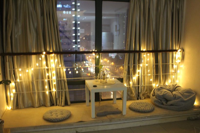 第一个民宿有很大的落地窗,晚上开着夜灯看夜景心情也会很好.