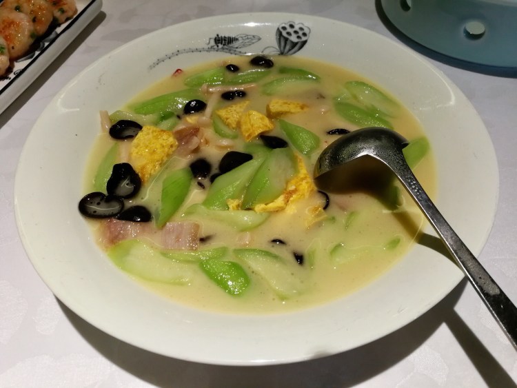 「家烧丝瓜」蛋皮,咸肉,黑木耳和丝瓜,半汤半菜,汤头味道重,口味尚可.