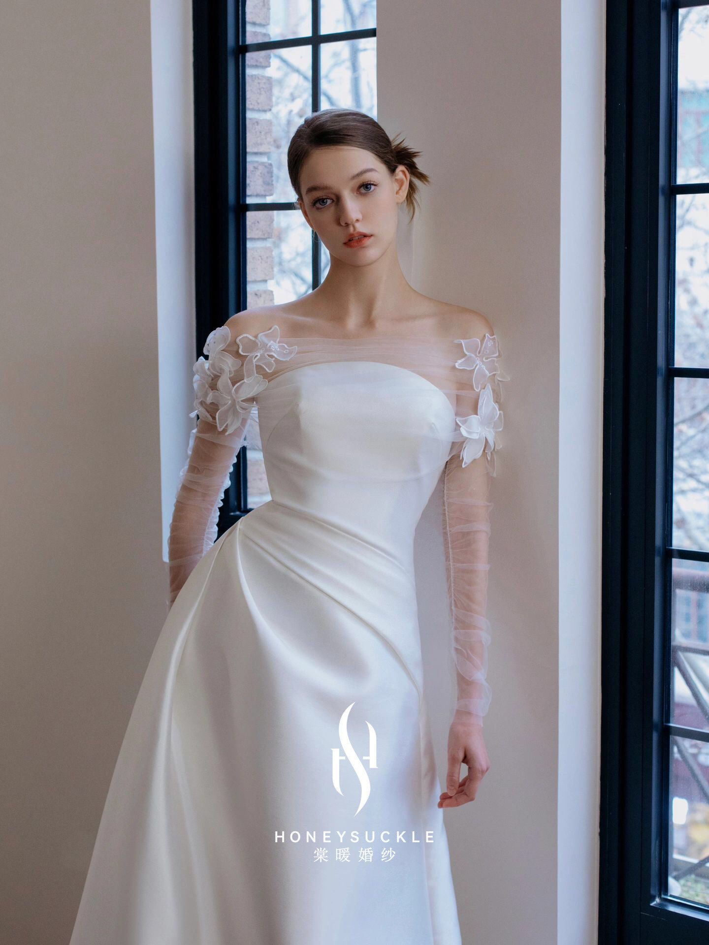 白风车于花朵的柔软中
酝酿着春日的治愈力🥰
缎面裙身廓形极简