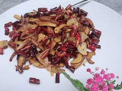 干辣椒炒美味牛肝菌-蔼若春.传承云南菜(金碧公园店)
