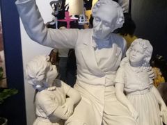 安徒生讲故事雕像-安徒生童话乐园