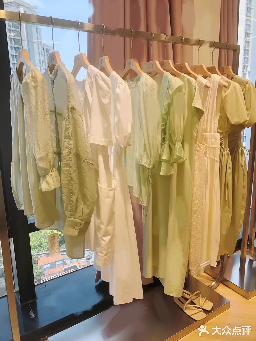 上海这家服装店是不是会偷钱❓