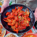 周围都是霓虹灯 氛围感十足