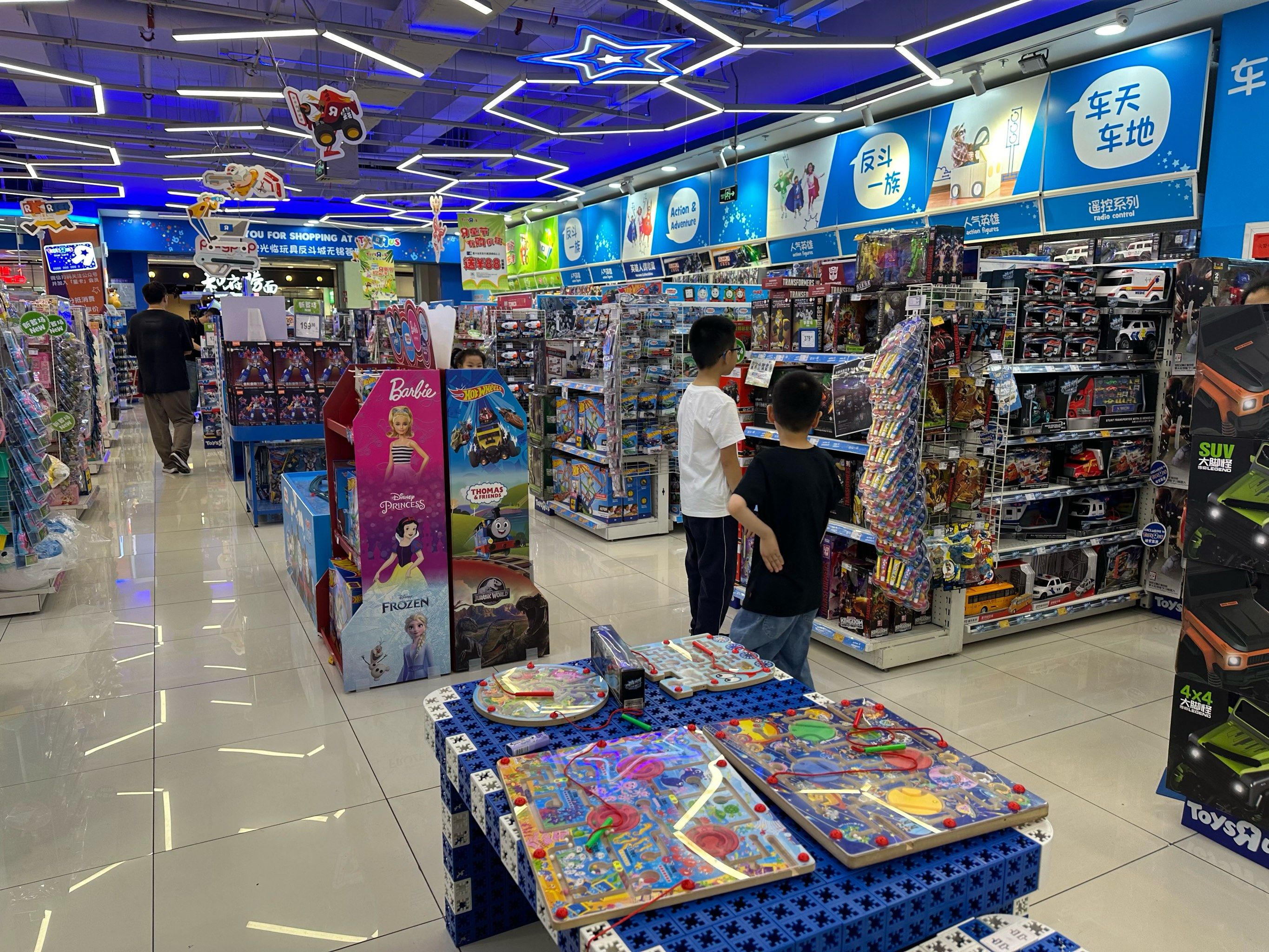 n玩具反斗城为一家大型玩具超市,里面玩具种类非常丰富,如
男娃