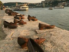 -多瑙河畔鞋履雕塑