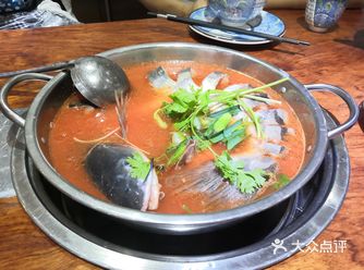 在环市中路的大厦里面,找到一家贵州酸汤鱼,正宗贵州菜