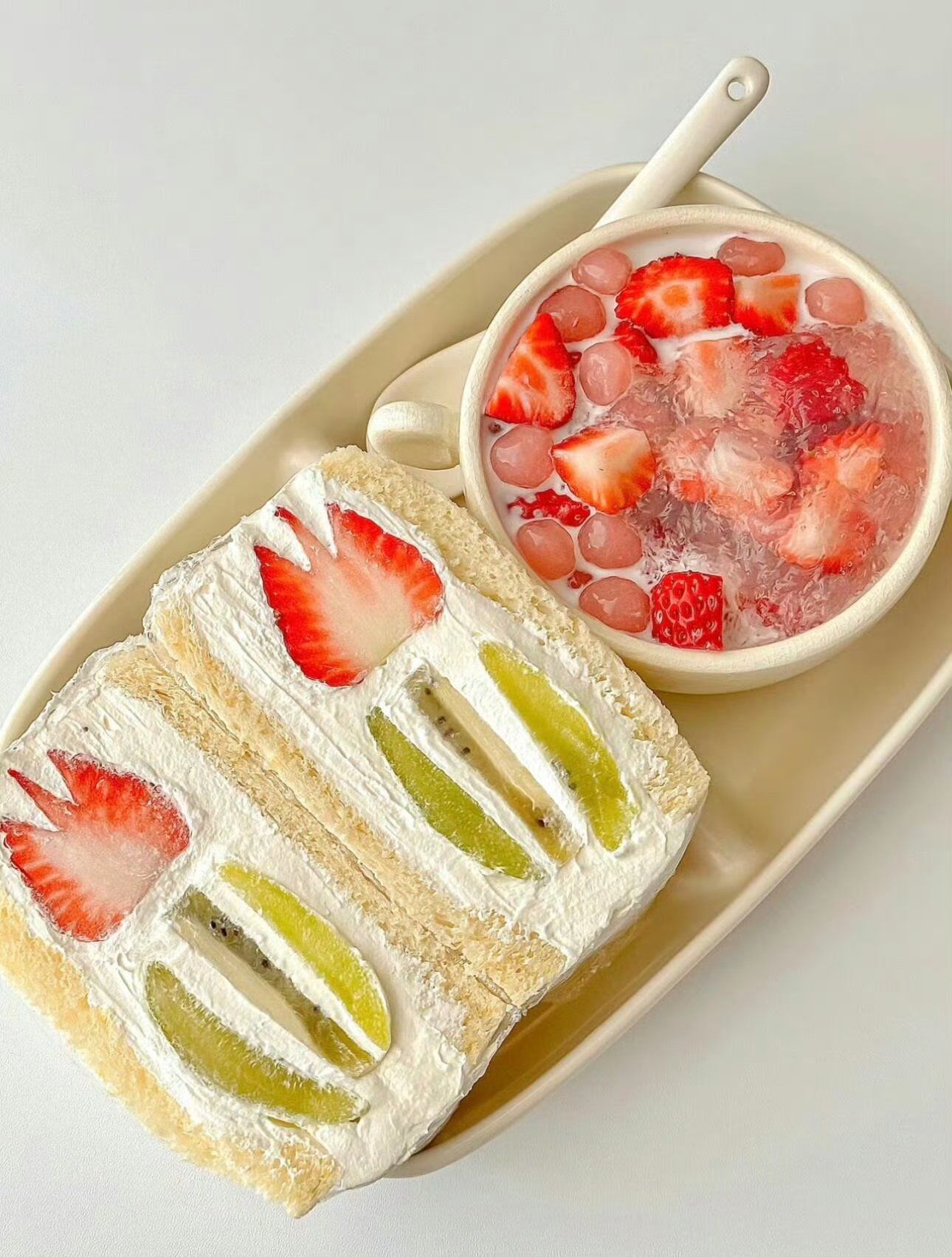 甜蜜草莓三明治