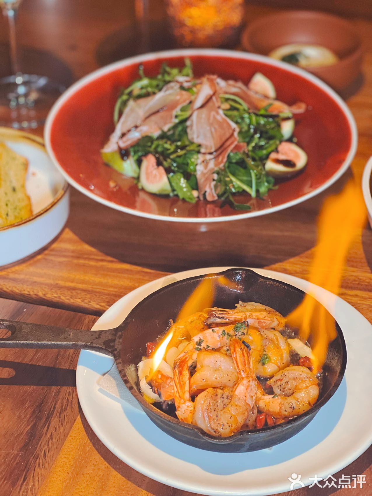 这家西班牙餐厅生意也太火爆了，格调和装修精致且高级