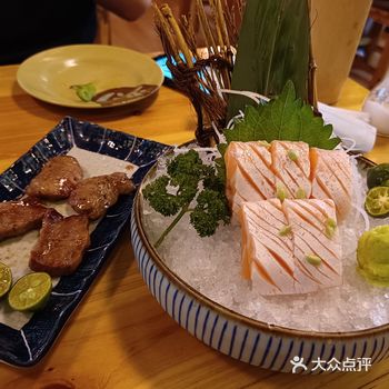 小店很有日本居酒屋的氛围～～ 与朋友2人点了一个套餐