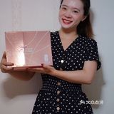 飞机上的空气总是让人觉得干燥，仿佛有一个抽湿器