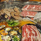 吃肉吃得贼过瘾🤤这家烤肉店竟🈶️1m厚五花…